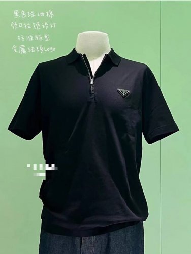 prada 普拉达男士修身款Re-Nylon细节短袖polo衫打底衫。 这款polo衫采用方正剪裁和简洁线条，以全新运动风格呈现经典设计。再生尼龙细节为短袖设计