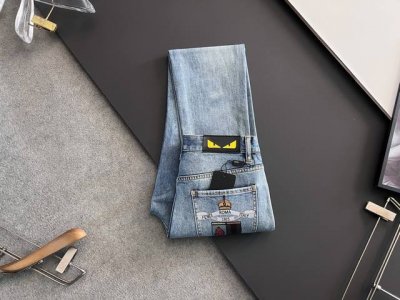 fend*、重工水洗休闲牛仔裤，进口原版水洗弹力面料，舒适有弹性，独特设计，版型超正，舒适透气，档次极高，专柜品质，上身帅气十足，码数：29-38 35、37