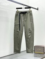 始祖鸟春夏25Ss休闲裤金典再次出现，原单订制高品质时尚休闲裤。超级百搭款。独家定制面料，挺阔有型，贴身舒适。原版定制专柜最新五金辅料。超靓版型、上身显腿修长，