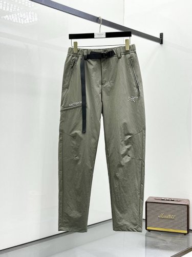 始祖鸟春夏25Ss休闲裤金典再次出现，原单订制高品质时尚休闲裤。超级百搭款。独家定制面料，挺阔有型，贴身舒适。原版定制专柜最新五金辅料。超靓版型、上身显腿修长，
