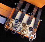 Lv路易威登四色钥匙扣 意大利专柜购入1:1复刻 代购版本 316钛钢匠心打造，对版专柜，经久耐用。钥匙扣Logo彰显金属匠艺与品牌经典标识的融合。标志性花色帆
