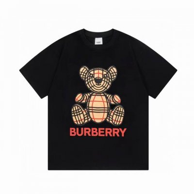 款号：E07 Burberry 经典款小熊白墨压花短袖 采用270克重长绒棉面料！手感非常舒服 Os落肩版型，时尚又个性，超级百搭的一款！螺纹领口不松垮 高温固