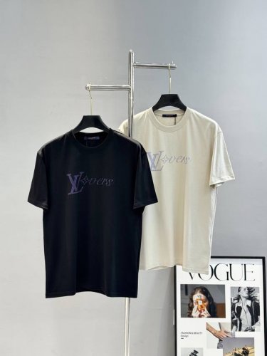 驴牌 2025春夏新品，前幅1V Logo标识立体渐变印花工艺，后幅印花相呼应。三标齐全，做工精细。宽松版型，270G洗水棉。男女同款！欧码：S-Xl 175