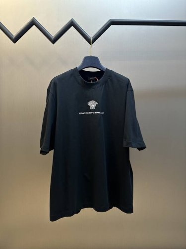 Versace 徽章刺绣短袖 定制澜夜丝光棉面料，标志性徽章刺绣点缀正面 希腊神话中的蛇妖美杜莎Medusa Milano字样如暗夜星芒 增添品牌辨识度。 采用