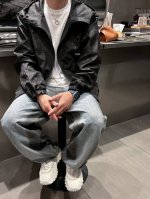路易威登Lv 2025春季专柜新款休闲时尚夹克 超前卫设计风格 细腻舒适 穿着非常轻便不易起皱。多重重工艺 整体的设计颇具视觉感，上身休闲有型，有一定的挺括度，