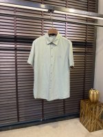 bur&巴宝2025Ss新款衬衣。采用高支数亚麻面料，自然光泽，非常高级，立挺有型；胸前饰以品牌字母Logo图案，辨识度极高，袖子拼接经典格子，时尚感满满；微阔