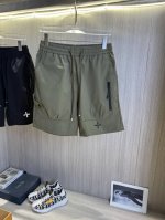 Lv路易威登 2025夏季新款男士休闲短裤 高级定制夏季专用休闲裤透气面料 透气舒适度高，细节无可挑剔，品牌元素设计理念，体现高品质。手感细腻柔软！呈现休闲裁剪