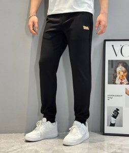 Dio*R迪奥25S春夏男士时装版休闲裤.非常好看的基础款系列 采用定制锦棉面料.属于金属丝面料.具有防皱耐磨特性.吸湿和透气性 高档有质感 水冼后柔软舒适 抽