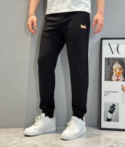 Dio*R迪奥25S春夏男士时装版休闲裤.非常好看的基础款系列 采用定制锦棉面料.属于金属丝面料.具有防皱耐磨特性.吸湿和透气性 高档有质感 水冼后柔软舒适 抽
