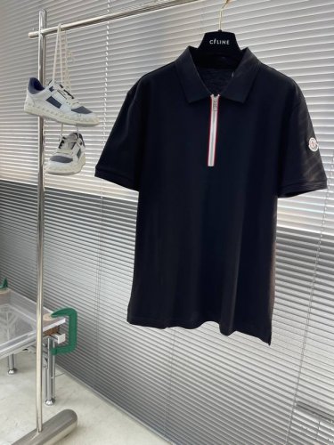 mon 25早春夏新款Polo短袖，这款Polo衫采用高端棉质珠地面料制成，是适合各种季节的隽永设计单品。经典款式，撞色门禁封边，袖子饰有经典蒙家标识，拉链刻有