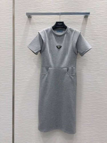 prad * 2025Ss新款 太空棉裙 舒适百搭贸易公司订单货！原单渠道货好搭配 不可多得的一款！数量有限要快柔软细腻超有型 必备款！Sml S肩宽31 胸围