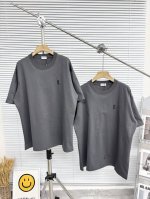 正确版本圣罗兰Ysl Saint Laurent Ethereal Gray新款高级灰短袖T恤 作为奢潮品牌中的元老级代表，这款高级灰的小标刺绣短袖简直让人欲罢