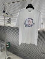 Mon 2025夏季新款短袖T恤，标志性的品牌Logo加刺绣工艺，个性艺术系列全网独家首发 百搭款细节处理完美240克纯棉面料十分精致 原版面料 网红明星同款高