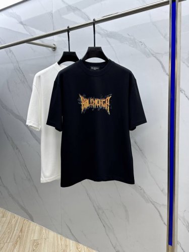 balenciag*巴黎 2025Fw春夏新品圆领微阔打底外穿T恤，立体Logo提花满印，手感面糯有骨感，柔而有韧性。工艺处理，韧性和抗皱性能得到大幅度提高。剪