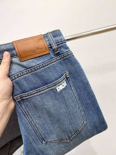 迪奥、2025最新品，专柜同步有售，原单狠货，水洗休闲牛仔裤，进口原版水洗弹力面料，舒适有弹性，原版五金辅料装饰Logo，版型超正，档次极高，专柜品质，上身时尚