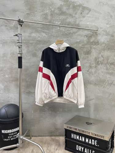 款号#S512 Balenciaga 巴黎世家24Fw 走秀款3B刺绣白红连帽套装巴黎拼接运动校服冲锋衣风衣夹克外套裤子套装 Os超宽松廓型设计 侧面拉链口袋