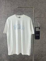 burberry 巴宝莉2025新款重磅骑士战马印花T恤男女同款 这款来自巴宝莉 North Wolfing 系列的服饰，延续了品牌标志性的优雅与实用主义设计理