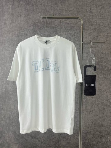 burberry 巴宝莉2025新款重磅骑士战马印花T恤男女同款 这款来自巴宝莉 North Wolfing 系列的服饰，延续了品牌标志性的优雅与实用主义设计理