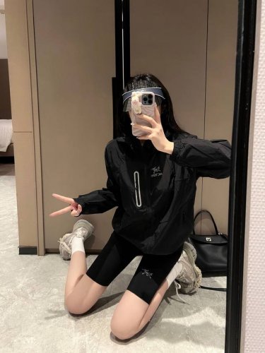 新品上新外套 裤子70 始祖鸟 印花Logo防晒外套打底裤套装 高级定制 新款始祖鸟家防晒外套，男女同款，鸟家瑜伽打底裤模特实拍图片已保护，推荐一套入哦 外套款