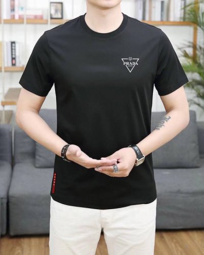 普拉达 2025最新男士高端好货，胸前字母徽标印花图案增添活力感！最经典一目了然的干净与纯粹的结合.必入款推荐！选用190克双股丝光面料制成 纹理清晰，尽显高端