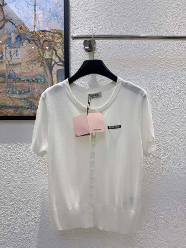 miu缪家！高版本！胸口字母Logo图案圆领薄款短袖针织上衣！质量赞！三标齐全！码数36 38 40，现货发！ 38码胸围94衣长55
