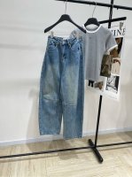 Loe侧面印花弯刀牛仔长裤 ，面料：牛仔棉 颜色：牛仔蓝 Loew*侧边Logo怀旧洗水弯刀裤 杨幂同款，牛仔棉质地 柔软舒适，高腰系扣双插兜设计 膝弯处缝制分