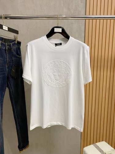 范思*Versace 25Ss春夏新款首发专柜最新款短袖圆领T恤 高端订制 设计前卫时尚 品牌Logo重工艺设计 高端定制240克面料.手感柔软.穿着舒适.专柜