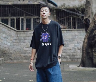 上新！夏季新品Vans万斯小怪兽涂鸦卡通短袖T恤！设计增添趣味性！高密针织圆领设计，平整简约！亲肤透爽！面料的柔软性舒适性无可挑剔！男女均可驾驭，打破性别局限性