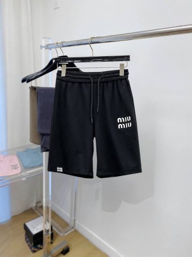 miumiu 缪缪 2025夏季新款男士休闲短裤，高级定制面料透气面料 透气弹力舒适度极高，细节无可挑剔，顶级辅料配备，原版Logo设计理念，手感细腻柔软！上身