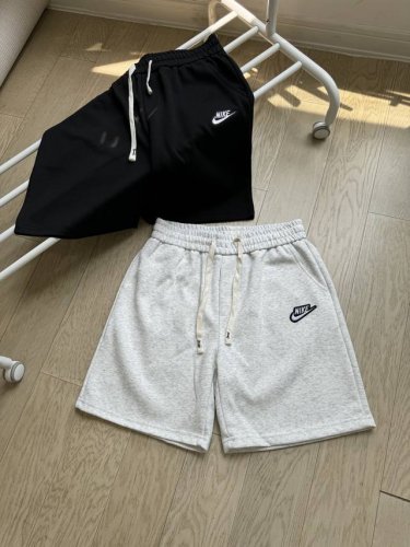 Nike 耐克 Nk 经典简约刺绣贴布小标男女情侣款短裤 高品质300克高克重华棉面料 亲肤透气不起球 刺绣Logo点缀 时尚又个性 超级洋气的一款 强烈推荐单