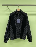 外套 Lv2025春季植绒棋盘格高龄外套长裤套装，棋盘暗语双生衣橱解锁早春摩登律动，当棋盘格纹与植绒图腾共舞，春日便有了奢华的呼吸，以满印Monogram植绒外