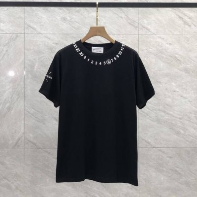 高版本Maisonmargiela 马吉拉 Mm6数字印花短袖，男女同款。 满满的高级感 性价比超高 手感超级柔软、细腻、柔软和不起球且不变形 G纯棉品质，后领