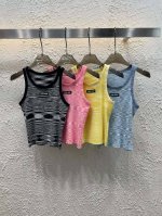 Miumiu缪缪定制字母小标渐变色针织背心 款号：256 102788 颜色：黑色 粉色 黄色 蓝色 尺码：均码 -125斤