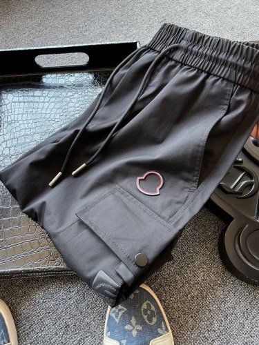 顶级新品短裤！ 人气爆款！Moncler 蒙口商场新品工装短裤！恒隆在售万元级，款号：2183 蒙口家今年最新新疆长绒棉混纺锦纶面料，内里填充氨纶成分，摸起来既