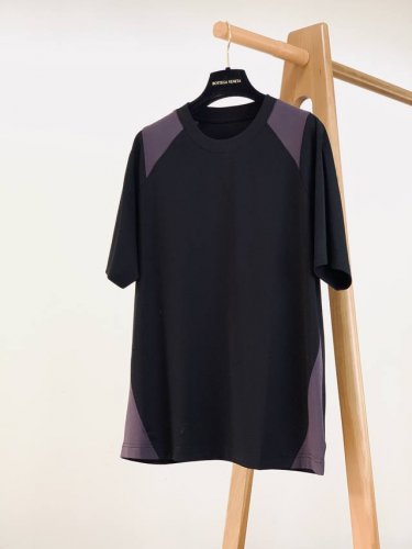 loropiana L. P2610Ss春夏新品 撞色圆领短袖T恤。独特撞色肩饰，打破单调。后背品牌Logo设计，暗藏时尚态度，整体视觉效果简约而不失个性。追求