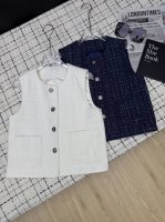 单穿、叠穿时髦感 25Ss 圆领设计羊毛细腻粗花马甲 时髦精必备 两个颜色真的高级感满满 不管搭配任何单品都好看 质感拉满 搭配复古钻扣 气质单品 两色Sml