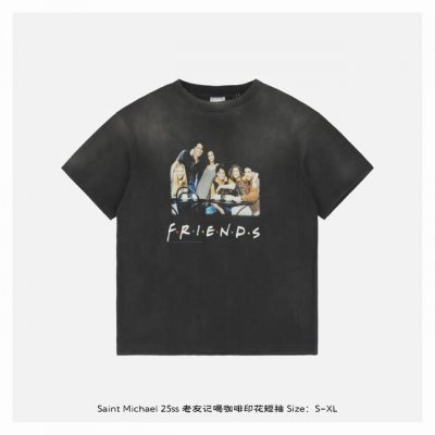 saint Michael 25Ss 老友记喝咖啡印花短袖 整体面料选用 克100%纯棉16织双纱汗布面料，圆筒无侧缝面料，螺纹选用300G100%纯棉1*1弹