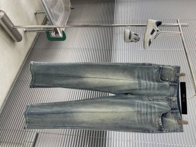 Miumiu 2025春夏牛仔系列长裤 尺码：30-38 36 版型：宽松直筒牛仔 工艺：后幅口袋洗水刺绣装饰本布定标 定制Logo 工字扣 选用经典洗水蓝颜色