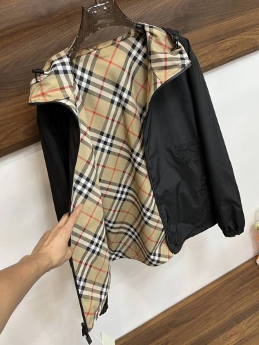 主推 Burberry 双面穿 2025Ss秋季新款发布巴宝莉轻奢连帽夹克外套，战马刺绣设计欧版外套，穿上就是舒适自在又显瘦的存在，慵懒而随性，结合干净简单的色