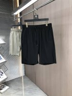 p200 Prada 普拉达2025春夏最新款休闲短裤，定制面料 ～品牌标识Logo设计！款式简单又不失档次！三标齐全、透气舒适度高，细节无可挑剔，品牌元素设计