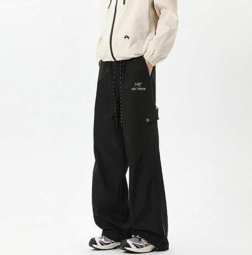 Arc'teryx 始祖鸟海外户外防水冲锋裤，男女同款休闲裤，今年流行的面料，小红书主播推荐，上身质感满满，版型立体，完美修饰腿型，可随意日常搭配，不费劲就能穿