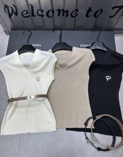 新品上线 款号:28899# #Cd胸针背心配腰带实拍图