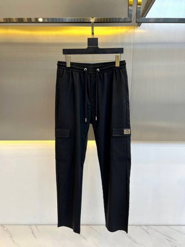 dg、2025Ss早春新款新款男士休闲裤、商务休闲款！贴身舒适柔软。全定制的进口梭织纤维面料打造而成，莱赛尔58%涤纶42%，手感柔顺，亲肤防水，不会闷热，质感
