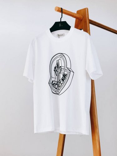 Moncler 蒙口 2025Ss春夏新品 时尚先锋必备 3D 植绒T恤来袭 Mon这款T恤让你简约即高级。甄选优质高支纯棉面料打造，质地柔软舒适。胸前独特3D