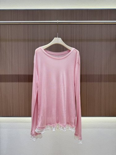 2025Ss 天丝拼蕾丝防晒上衣 一字肩或斜肩穿都尽显青春活力 天丝针织面料 柔软轻薄舒适 下摆蕾丝与天丝的巧妙结合 随意搭配都可以 百搭又好看 休闲时尚款 宽