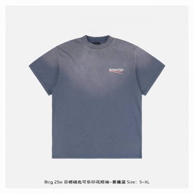 本地自取：230 balenciaga/巴黎世家 25Ss 日晒褪色可乐印花短袖-雾霾蓝 -常规胶浆印花，非龟裂纹印花 -A字母与波浪线无限接近，但不重叠 在巴