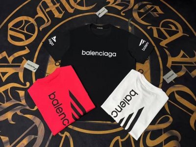 Balenciaga Logo精致升级，灵感源自八十年代复古 原版面料 官方同款 短袖T恤 定制面料 同缸染面料 手感非常舒服 春夏最新砖柜同步 时尚又个性 超
