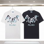 855# 260克 prada 普拉达 25Ss新款 胸前字母Logo印花短袖T恤，采用260克双股32支紧密双纱全棉面料，面料柔软。 颜色: 黑色 白色 尺码