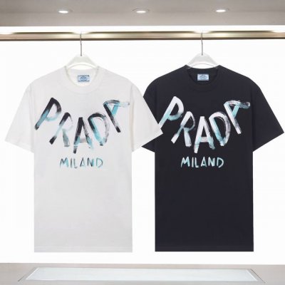 855# 260克 prada 普拉达 25Ss新款 胸前字母Logo印花短袖T恤，采用260克双股32支紧密双纱全棉面料，面料柔软。 颜色: 黑色 白色 尺码