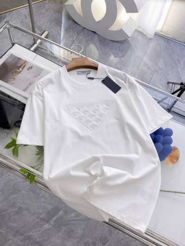 普拉达夏季新品，全新凹凸工艺，高定面料 玉蚕丝般的丝滑 时尚经典圆领短袖时尚单品设计，更加时尚舒适，高标准定制，上身非常有型，客供辅料，客供进口高档面料质感非常